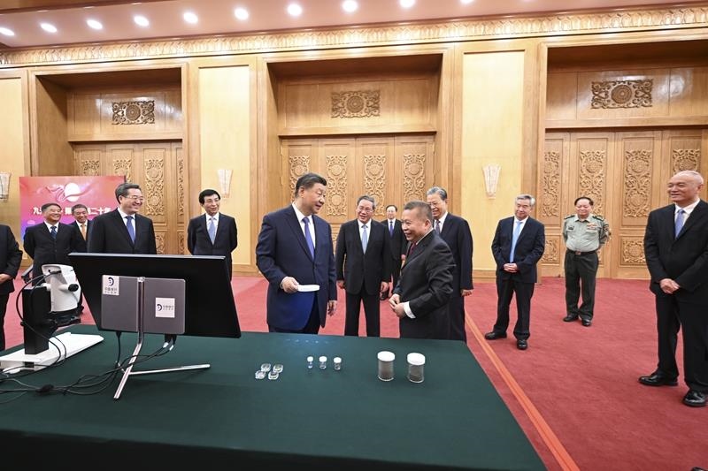 △2024年9月23日，習(xí)近平總書記等參觀月球樣品和探月工程成果展覽。