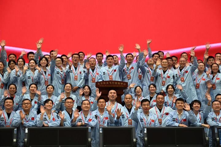 △2024年6月25日，嫦娥六號任務(wù)圓滿成功后，工作人員在北京航天飛行控制中心合影。
