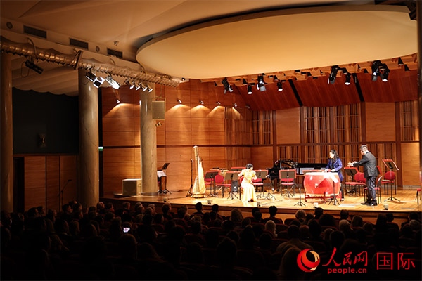 中國(guó)歌劇舞劇院的音樂家表演京劇曲牌《夜深沉》。人民網(wǎng)記者 禹麗敏攝