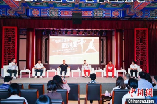 吳愉、王德新、沈?qū)W軍、江海東、朱曉蕾與在座同學(xué)們分享個(gè)人的體育故事與成長(zhǎng)感悟。上海市港澳辦供圖