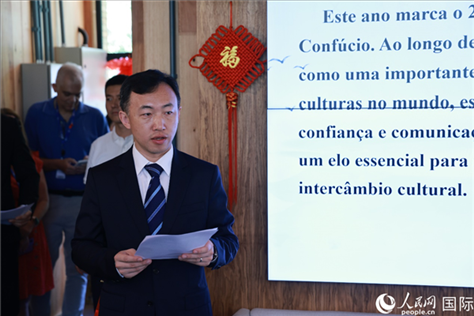 中國駐里約總領(lǐng)館副總領(lǐng)事王海濤在活動現(xiàn)場致辭。人民網(wǎng)記者 陳海琪攝