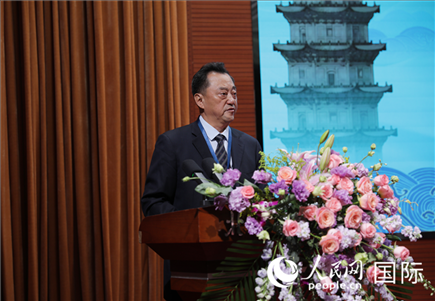 北京語言大學黨委書記倪海東在“走進中華文明——海絲印記 世遺泉州”主題人文交流活動中致辭。人民網(wǎng) 王婧攝