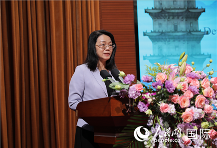 福建省人民政府外事辦公室副主任黃劭蓉在“走進中華文明——海絲印記 世遺泉州”主題人文交流活動中致辭。人民網(wǎng) 王婧攝