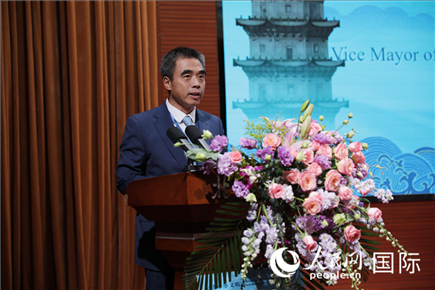 泉州市人民政府副市長姚飛在“走進中華文明——海絲印記 世遺泉州”主題人文交流活動中致辭。人民網(wǎng) 王婧攝
