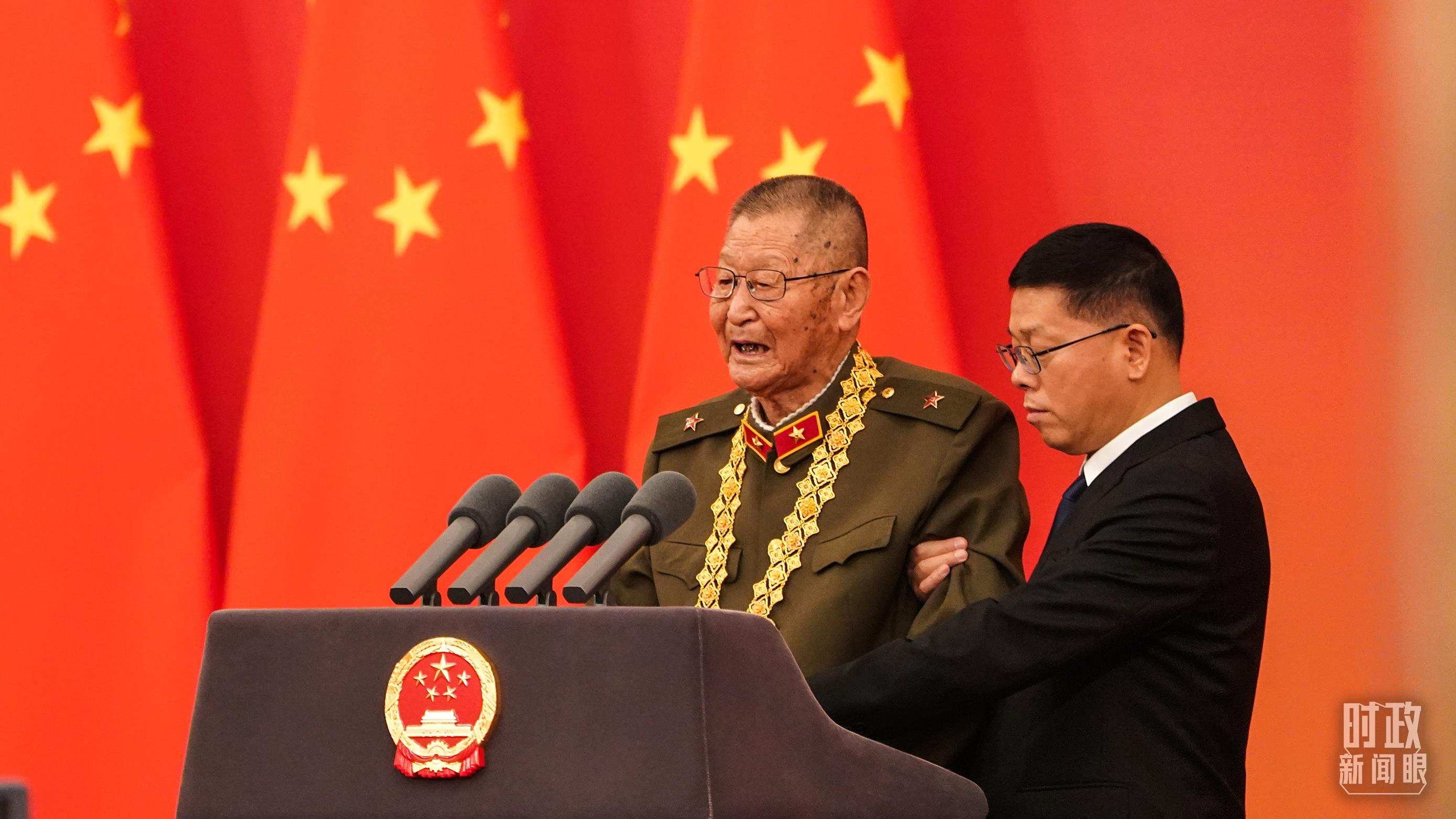“共和國勛章”獲得者黃宗德在頒授儀式上發(fā)言。（總臺(tái)記者李晉拍攝）