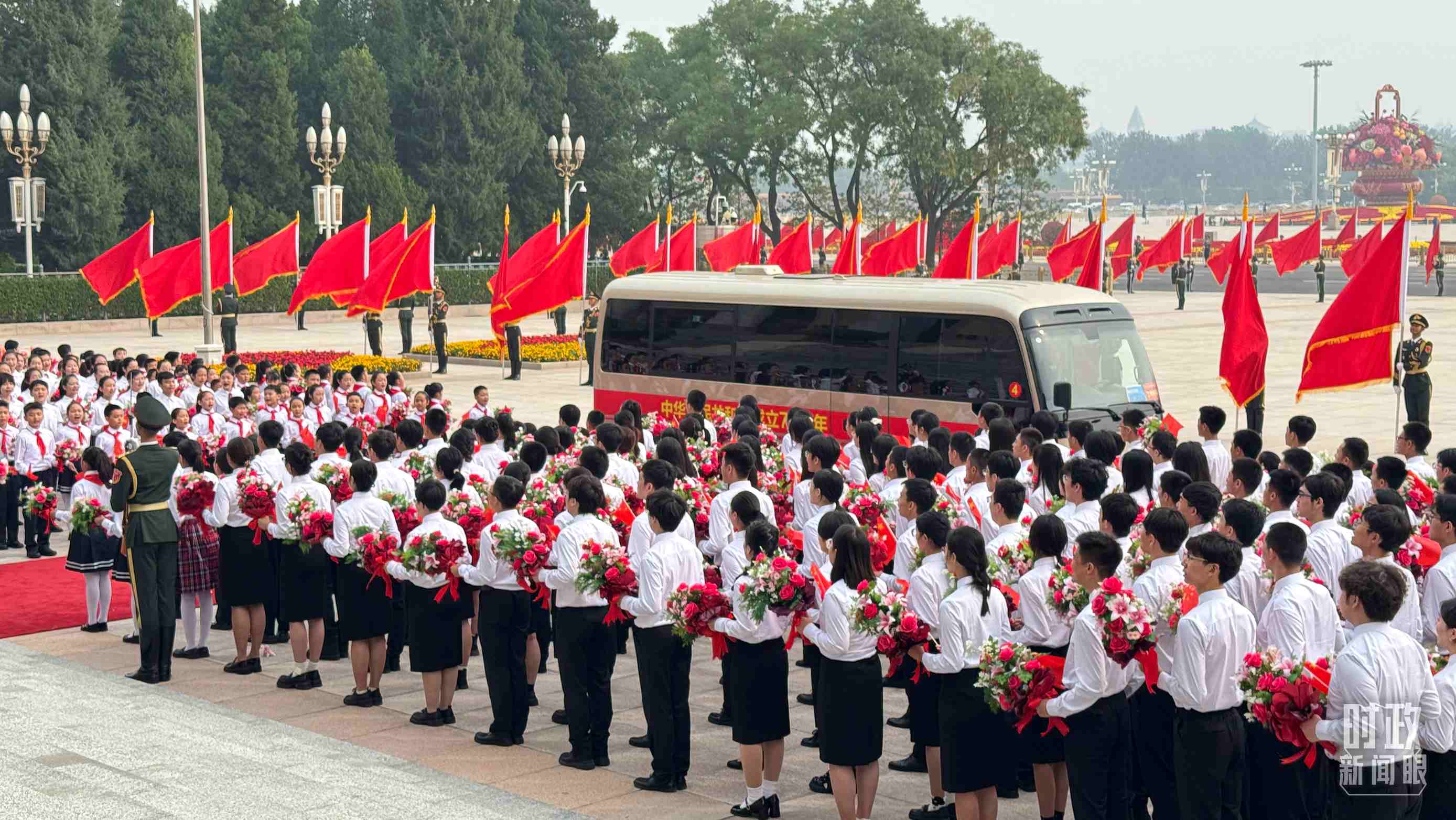 2024年9月29日，人民大會(huì)堂外，少先隊(duì)員列隊(duì)迎接英雄模范。（總臺(tái)央視記者蔣碩拍攝）