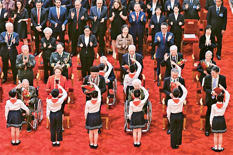 2024年9月29日，中華人民共和國國家勛章和國家榮譽稱號頒授儀式在北京人民大會堂隆重舉行。圖為少先隊員向國家勛章和國家榮譽稱號獲得者敬禮致意。 新華社記者 岳月偉/攝
