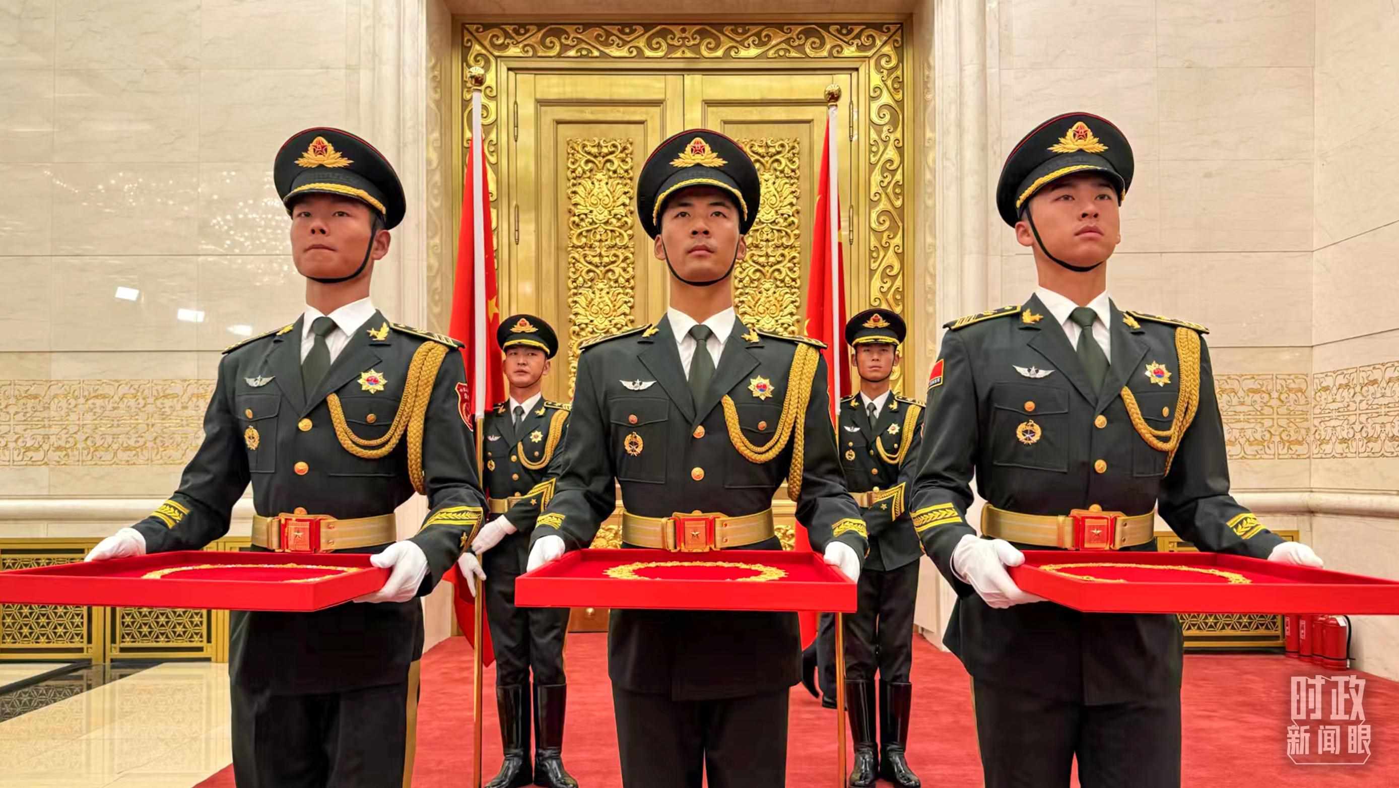 禮兵手捧共和國勛章、友誼勛章和國家榮譽(yù)稱號(hào)獎(jiǎng)?wù)?。（總臺(tái)央視記者李增仁拍攝）
