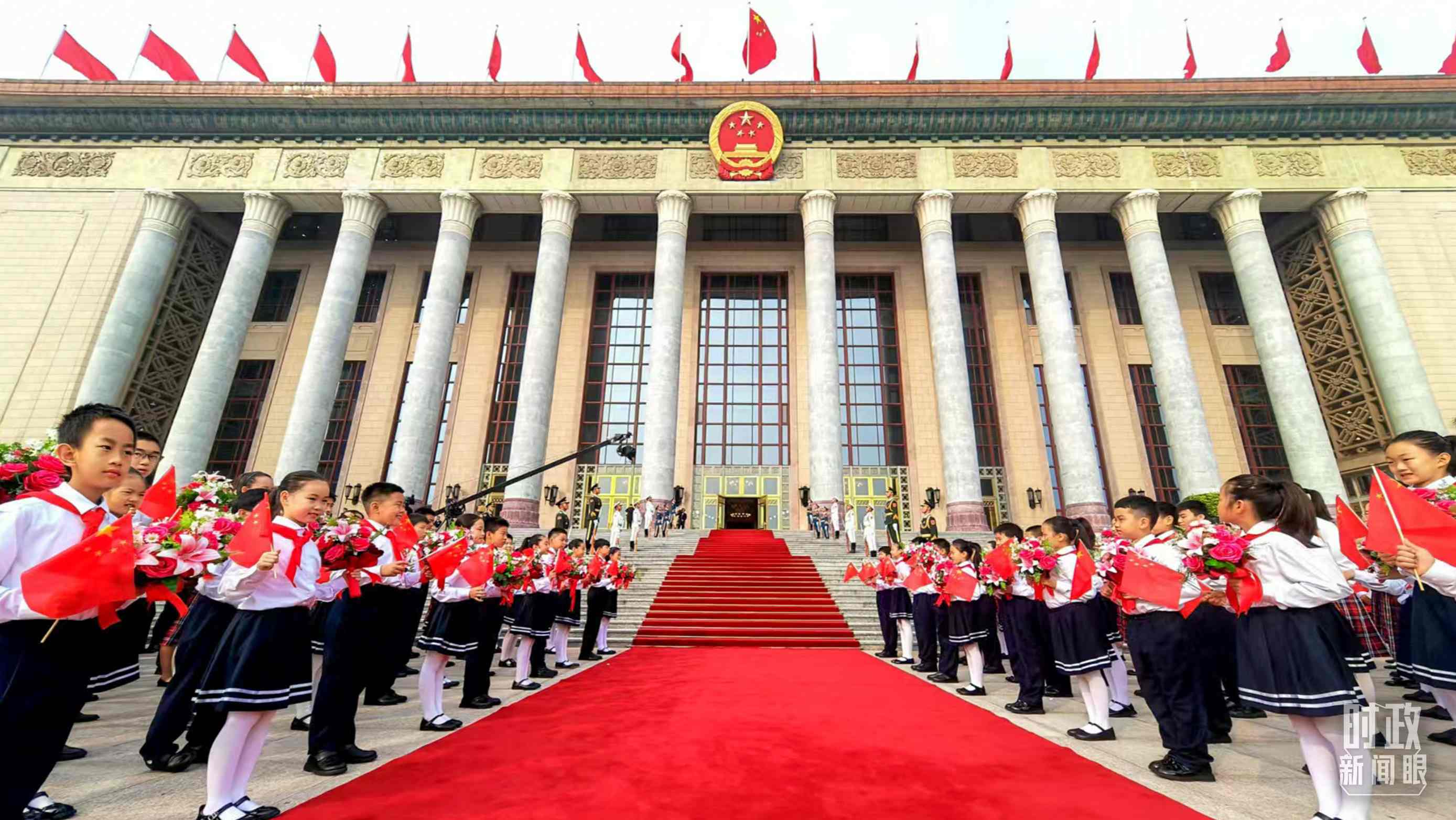 9月29日，人民大會(huì)堂外紅毯鋪就，迎接英雄模范。（總臺(tái)央視記者劉琦拍攝）