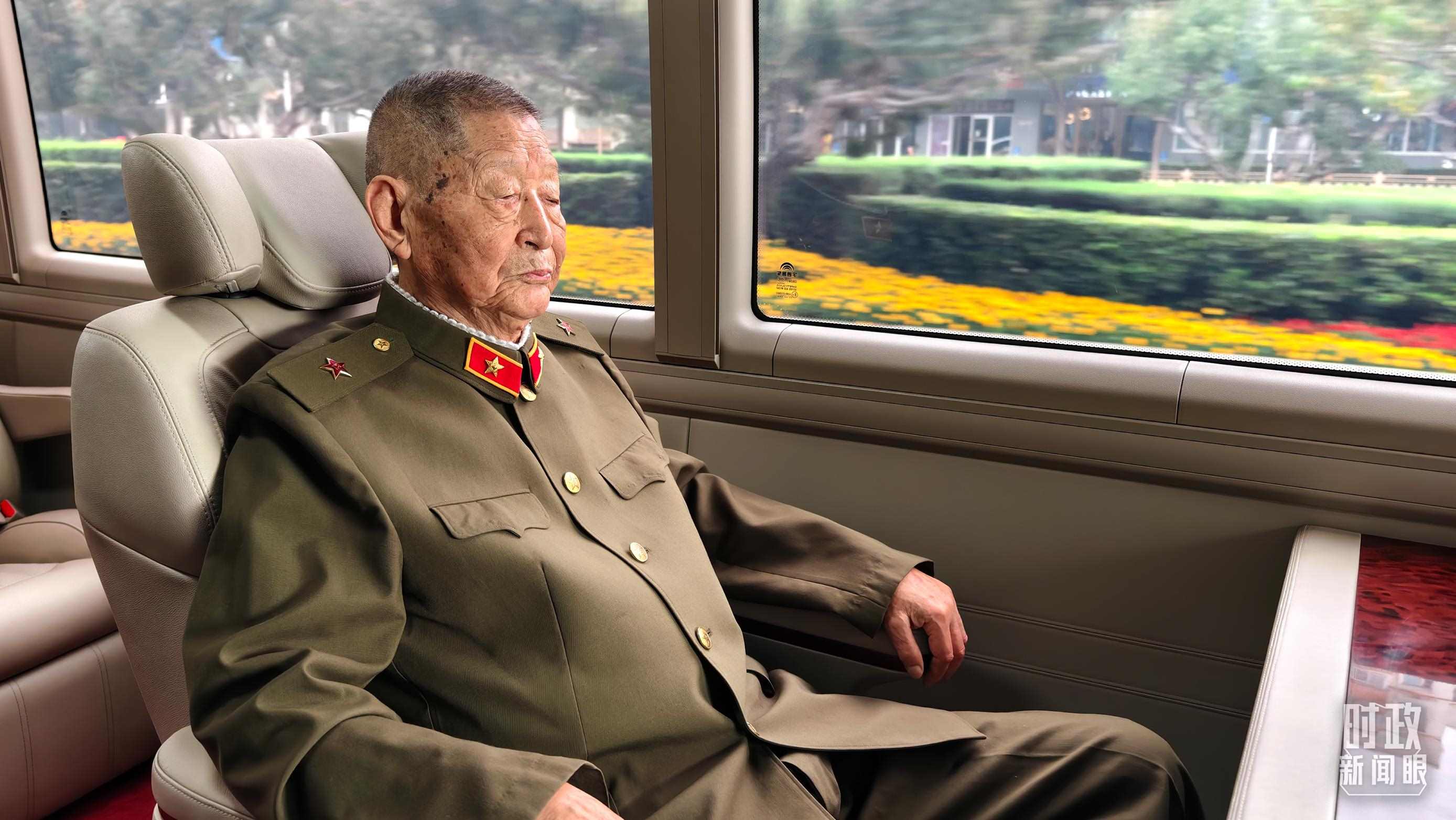 “共和國勛章”獲得者黃宗德乘坐禮賓車前往人民大會(huì)堂。（總臺(tái)央視記者胡瑋拍攝）