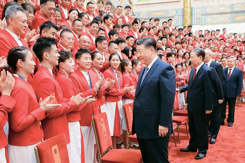 2024年8月20日，黨和國家領(lǐng)導(dǎo)人習(xí)近平、趙樂際、王滬寧、蔡奇、李希、韓正等在人民大會(huì)堂接見第33屆夏季奧林匹克運(yùn)動(dòng)會(huì)中國體育代表團(tuán)全體成員。 新華社記者 鞠鵬/攝