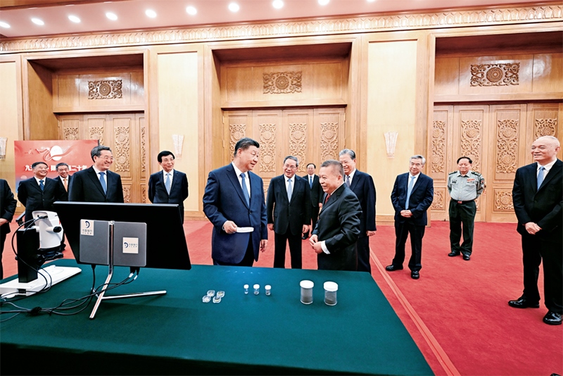 2024年9月23日，黨和國家領(lǐng)導(dǎo)人習(xí)近平、李強(qiáng)、趙樂際、王滬寧、蔡奇、丁薛祥、李希等在人民大會(huì)堂接見探月工程嫦娥六號(hào)任務(wù)參研參試人員代表并參觀月球樣品和探月工程成果展覽。這是習(xí)近平等參觀月球樣品和探月工程成果展覽。 新華社記者 謝環(huán)馳/攝