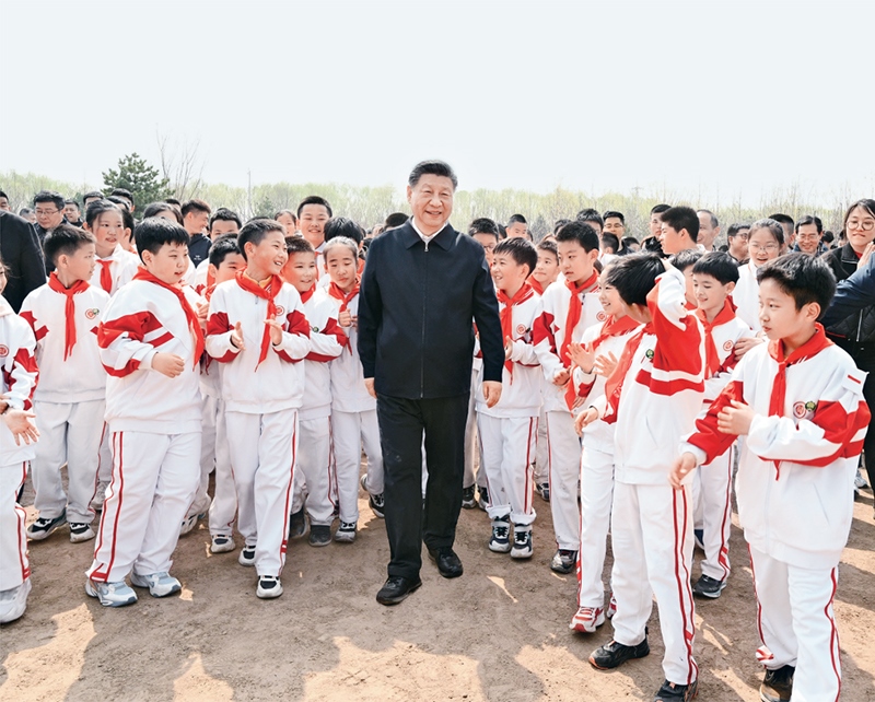 2024年4月3日，黨和國家領(lǐng)導(dǎo)人習(xí)近平、李強(qiáng)、趙樂際、王滬寧、蔡奇、丁薛祥、李希、韓正等來到北京市通州區(qū)潞城鎮(zhèn)參加首都義務(wù)植樹活動(dòng)。這是習(xí)近平同少先隊(duì)員在一起。 新華社記者 李學(xué)仁/攝