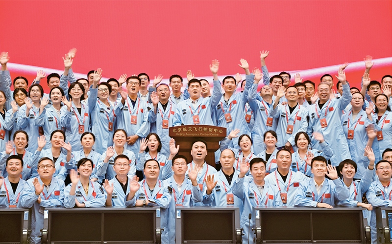 嫦娥六號完成了人類歷史上首次月球背面采樣，突破了多項關(guān)鍵技術(shù)，是我國建設(shè)航天強國、科技強國取得的又一標志性成果，是我國探月工程的重要里程碑。圖為2024年6月25日，嫦娥六號任務(wù)圓滿成功后，工作人員在北京航天飛行控制中心合影。 新華社記者 金良快/攝