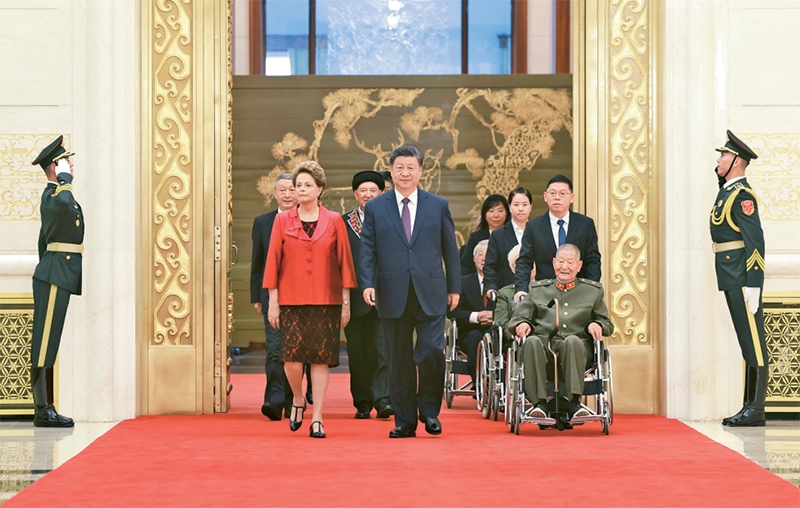 2024年9月29日，中華人民共和國國家勛章和國家榮譽(yù)稱號(hào)頒授儀式在北京人民大會(huì)堂金色大廳隆重舉行。中共中央總書記、國家主席、中央軍委主席習(xí)近平同國家勛章和國家榮譽(yù)稱號(hào)獲得者一同步入會(huì)場。 新華社記者 王曄/攝