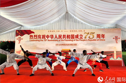 肯尼亞青年表演中國武術(shù)。人民網(wǎng)記者 黃煒鑫攝