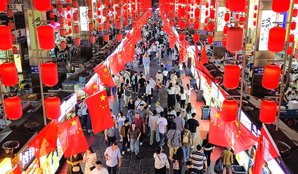 國(guó)慶臨近，河南省洛陽(yáng)市老城歷史文化街區(qū)裝扮一新，國(guó)旗招展，處處洋溢著濃厚的國(guó)慶節(jié)日氛圍。來(lái)源：人民圖片網(wǎng)