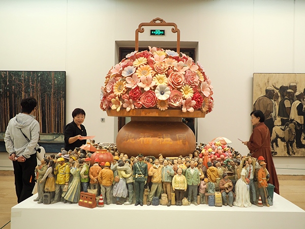 2024年9月28日，觀眾在中國(guó)美術(shù)館參觀“慶祝中華人民共和國(guó)成立75周年——第十四屆全國(guó)美術(shù)作品展覽進(jìn)京作品展”。杜建坡攝。來(lái)源：人民圖片網(wǎng)