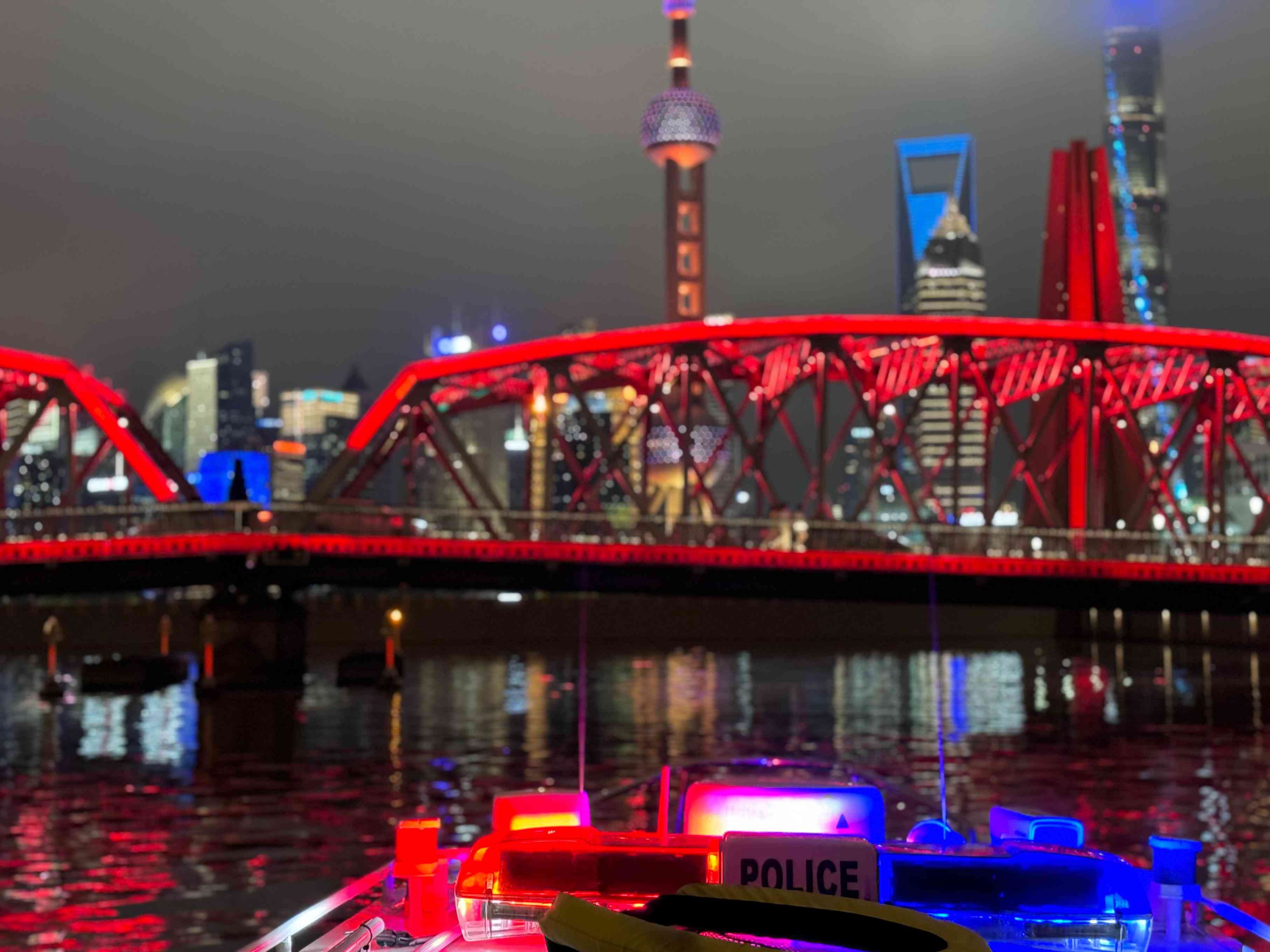 公安艇夜間巡邏。人民網(wǎng)記者 郝萍攝