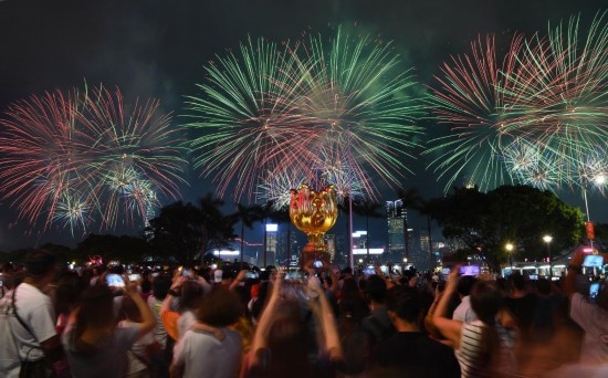 10月1日晚，香港國(guó)慶煙花匯演在維多利亞港舉行，慶祝中華人民共和國(guó)成立75周年。新華社記者 陳鐸 攝