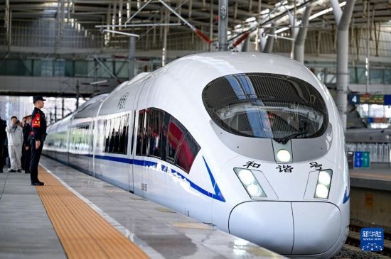 10月1日，由銀川開往惠農(nóng)的C8218次列車從銀川站駛出。