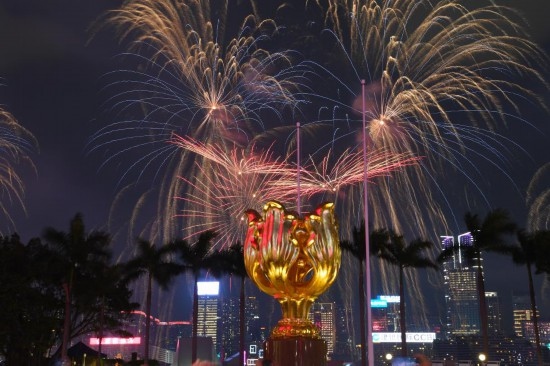 10月1日晚，香港國(guó)慶煙花匯演在維多利亞港舉行，慶祝中華人民共和國(guó)成立75周年。新華社記者 陳鐸 攝