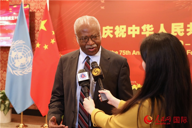 聯(lián)大主席菲勒蒙在招待會(huì)現(xiàn)場接受媒體采訪，他向中國政府和人民致以節(jié)日祝賀，表示中國的發(fā)展成就令人驚嘆。人民網(wǎng)記者 李志偉攝
