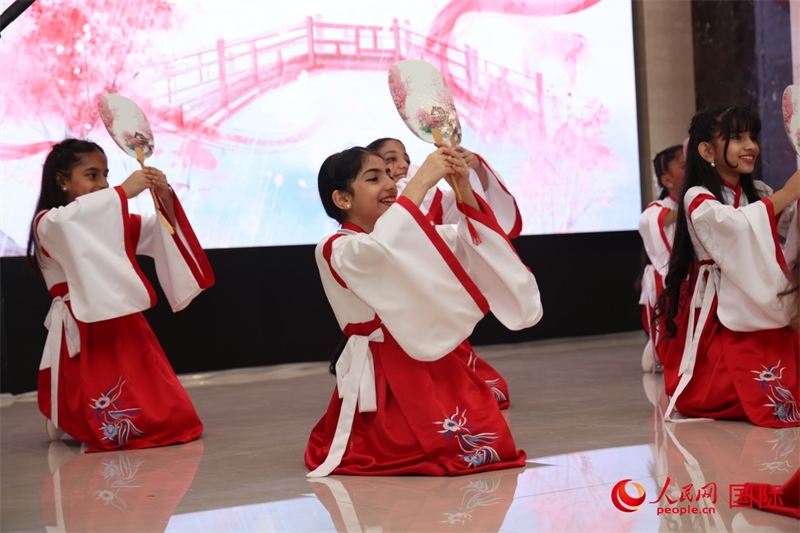 富查伊拉當(dāng)?shù)貙W(xué)校學(xué)生表演節(jié)目。人民網(wǎng)記者任皓宇攝