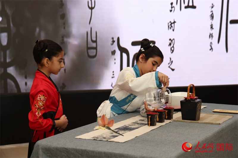 富查伊拉當(dāng)?shù)貙W(xué)校學(xué)生表演茶藝。人民網(wǎng)記者任皓宇攝