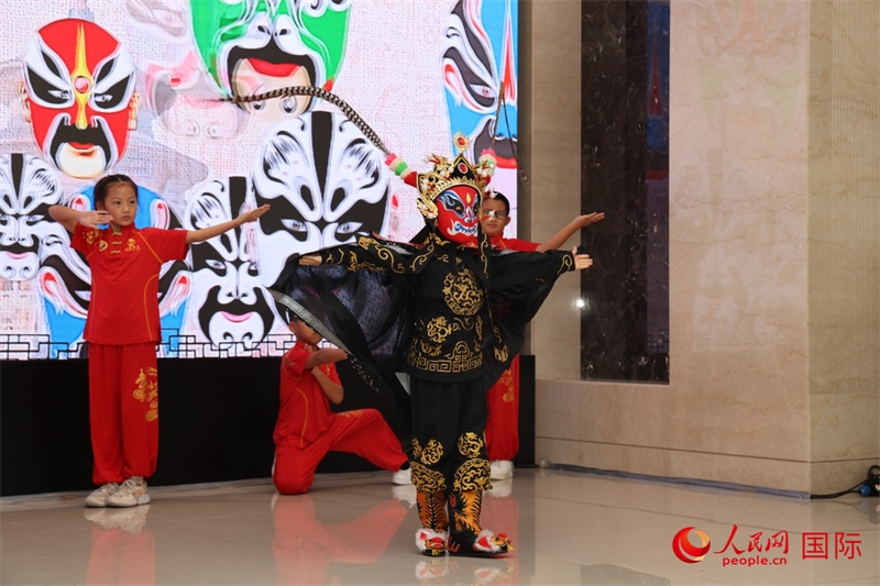 迪拜中國學(xué)校學(xué)生表演變臉。人民網(wǎng)記者任皓宇攝