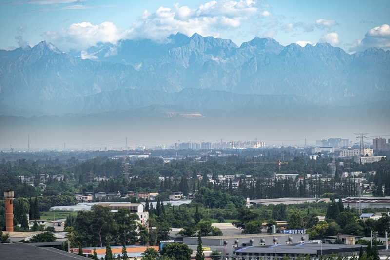 2024年7月1日，成都天氣晴好，遠(yuǎn)處雪山清晰可見(jiàn)。