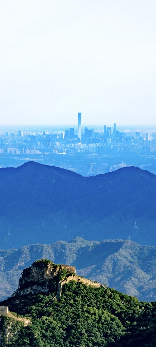 從長(zhǎng)城上遠(yuǎn)眺，北京中央商務(wù)區(qū)清晰可見(jiàn)。（攝影：魯夢(mèng)晗 王佰龍）