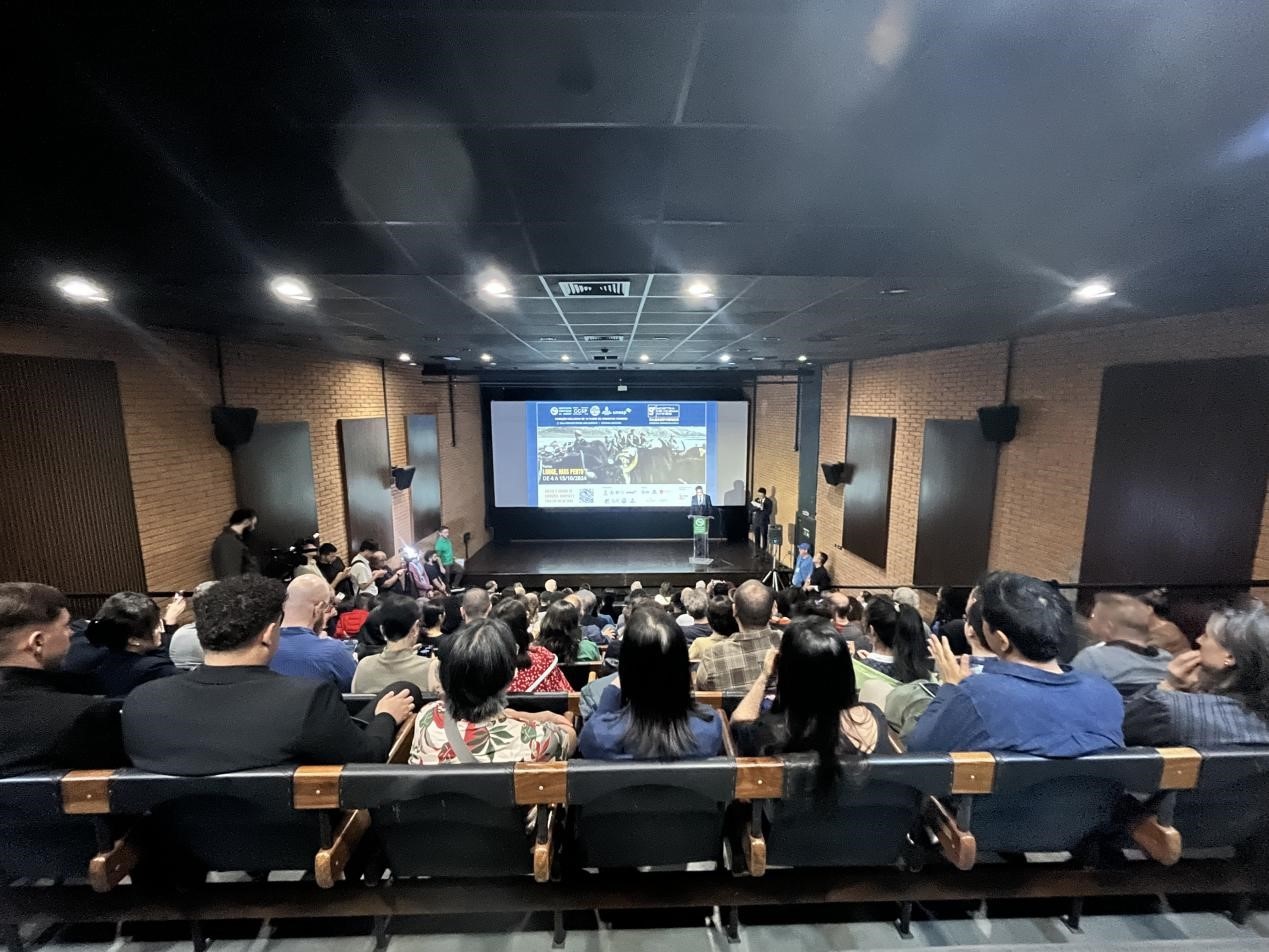 當(dāng)?shù)貢r間10月3日晚，由巴西圣保羅州立大學(xué)孔子學(xué)院舉辦的第九屆圣保羅中國電影展在圣保羅文化中心拉開帷幕。巴西圣保羅州立大學(xué)孔子學(xué)院供圖