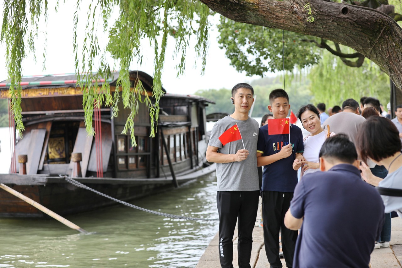 10月1日，市民在浙江省嘉興市南湖景區(qū)參加游園活動。新華社發(fā) 金鵬 攝