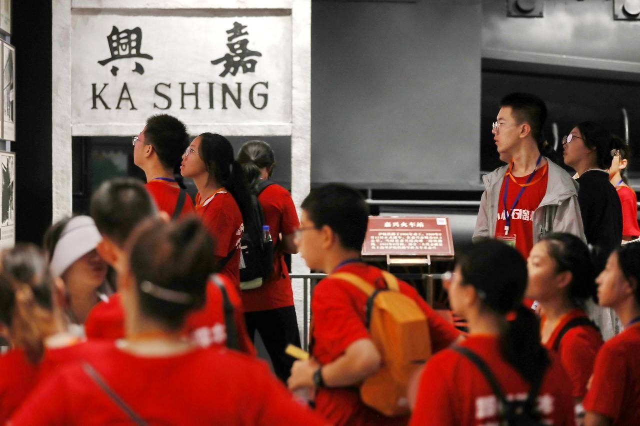 青少年參觀嘉興市南湖革命紀念館。拍友 金鵬 攝