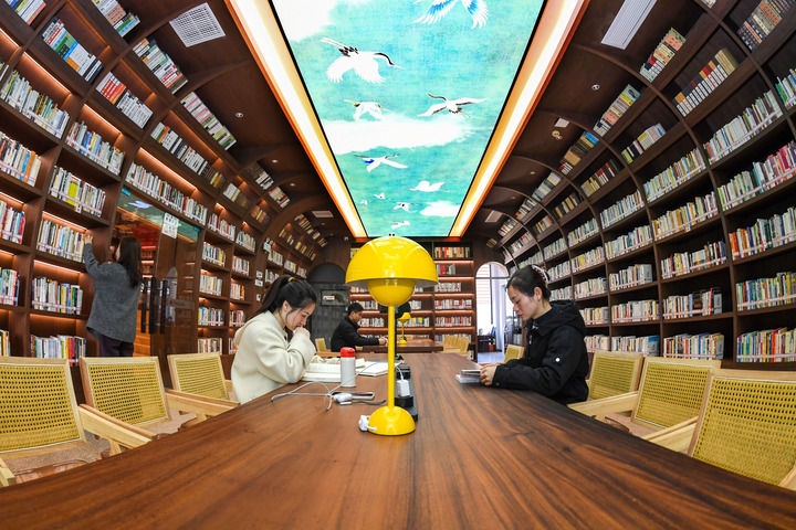 2024年1月4日，讀者在江西省宜春市袁州區(qū)珠泉街道獅子山公園城市書(shū)房?jī)?nèi)閱讀、學(xué)習(xí)。新華社發(fā)（周亮 攝）