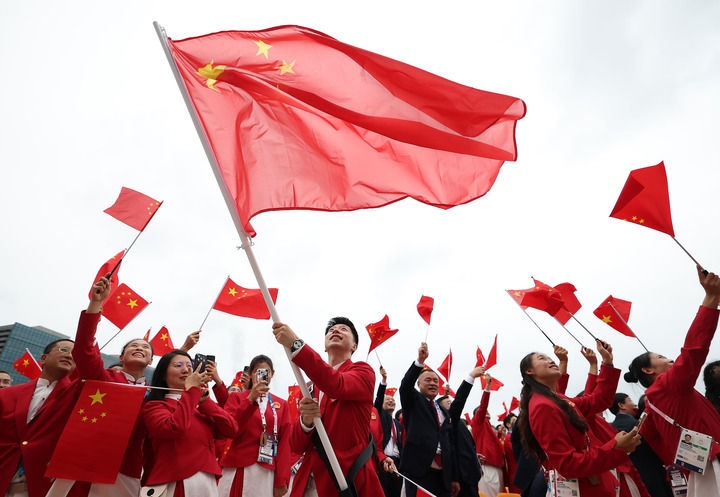 2024年7月26日，在法國(guó)巴黎舉行的第33屆夏季奧林匹克運(yùn)動(dòng)會(huì)開(kāi)幕式正式開(kāi)始前，中國(guó)體育代表團(tuán)旗手揮舞國(guó)旗。新華社記者 曹燦 攝