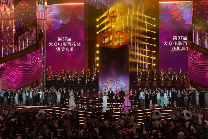2024年8月4日，在四川成都，第37屆大眾電影百花獎(jiǎng)獲獎(jiǎng)?wù)吆痛蟊娫u(píng)審在舞臺(tái)上合影。新華社記者 唐文豪 攝