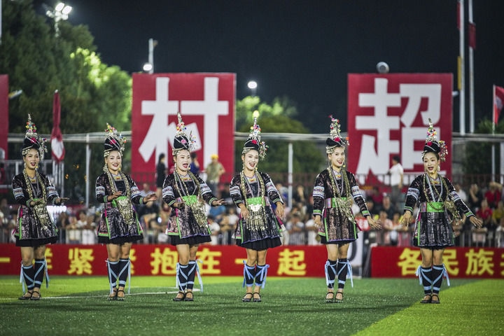 2024年9月28日，榕江縣侗族大歌隊(duì)的演員們?cè)凇按宄弊闱驁?chǎng)上表演。當(dāng)日，“發(fā)現(xiàn)中國(guó)之美·相約貴州村超”國(guó)際友誼賽在貴州省黔東南苗族侗族自治州榕江縣的“村超”足球場(chǎng)舉行。新華社記者 陶亮 攝
