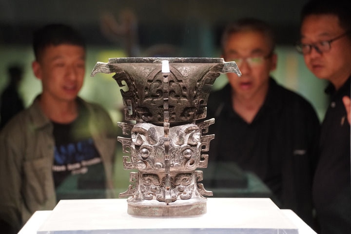 2024年5月9日，游客在陜西寶雞青銅器博物院內(nèi)參觀西周文物何尊。新華社記者 邵瑞 攝