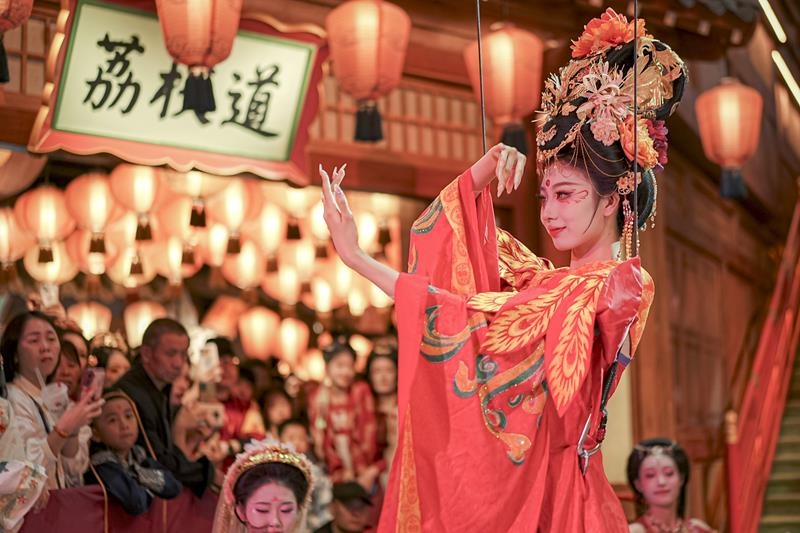 △2024年10月2日，陜西省西安市長(zhǎng)安十二時(shí)辰主題街區(qū)的“唐潮”系列沉浸式表演。