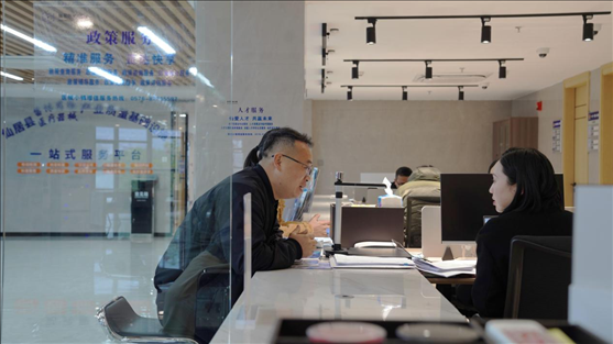 浙江省臺州市辦事群眾在政務(wù)服務(wù)中心咨詢業(yè)務(wù)辦理相關(guān)問題。圖片來源：人民網(wǎng)浙江頻道