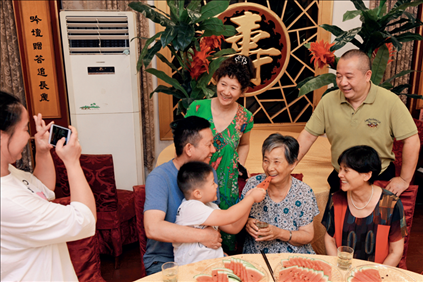 2019年9月13日，浙江南潯久安老年城餐廳， 84歲的沈?qū)W安老人（前右二）和前來看望她的親人歡聚