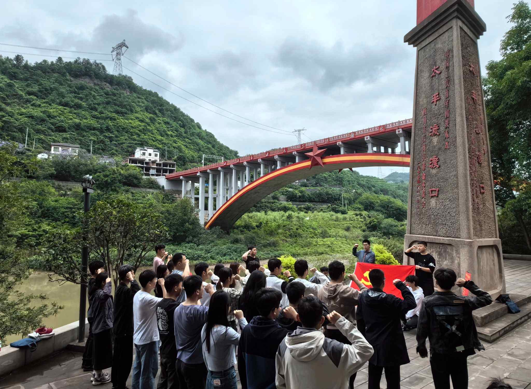 師生重溫入黨誓詞。校方供圖