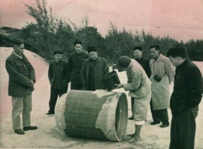 谷文昌（左一）與工程技術(shù)人員解決地下水供給（資料照片）。谷文昌帶領(lǐng)群眾修建了22座水庫(kù)和705處永久性水利工程，緩解了東山縣水資源極度缺乏的難題。