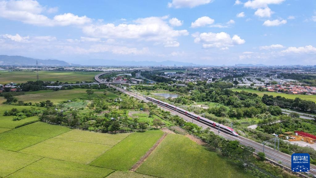 4月17日，在印度尼西亞萬(wàn)隆，雅萬(wàn)高鐵高速動(dòng)車(chē)組列車(chē)行駛在雅萬(wàn)高鐵沿線（無(wú)人機(jī)照片）。新華社記者 徐欽 攝