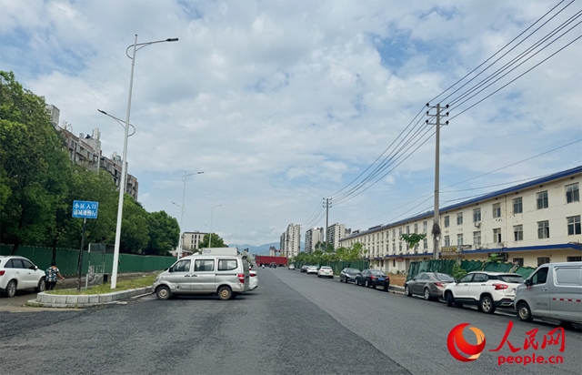 麗水佳園小區(qū)入口外及長(zhǎng)富大道上停滿了車輛。人民網(wǎng)記者 邱燁攝