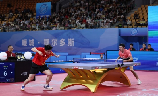 10月18日，上海隊選手樊振東（左）在單打比賽中發(fā)球。他3:2戰(zhàn)勝福建隊選手程靖淇。新華社記者 王楷焱 攝