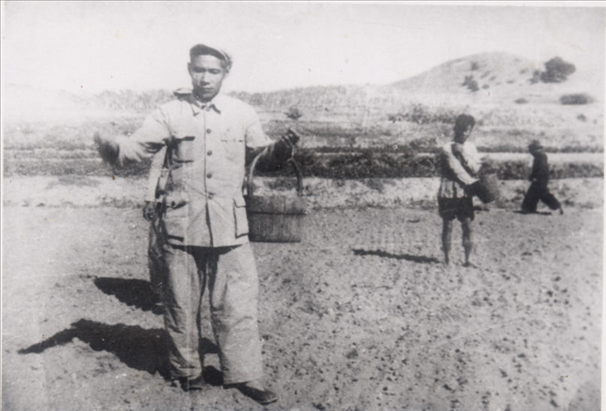 谷文昌（左）在田間與農(nóng)民一起勞動(dòng)（資料照片）。