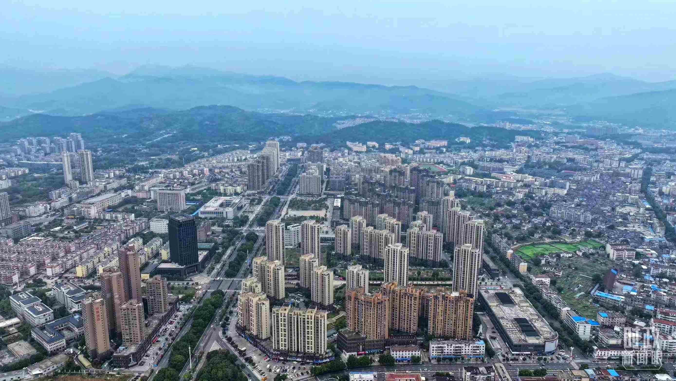 △俯瞰桐城市。（總臺記者葛啟文拍攝）